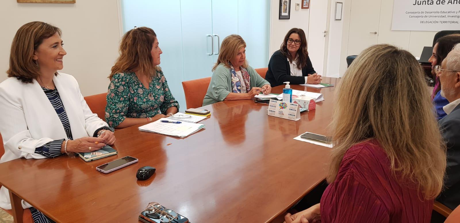 La delegada territorial de Desarrollo Educativo y FP recibe a los centros de Jerez que participarán en el programa RetoTech