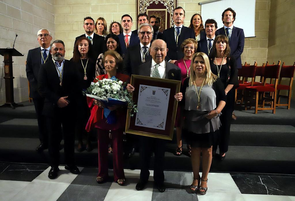 Álvaro Domecq Romero recoge el título de Hijo Predilecto de Jerez