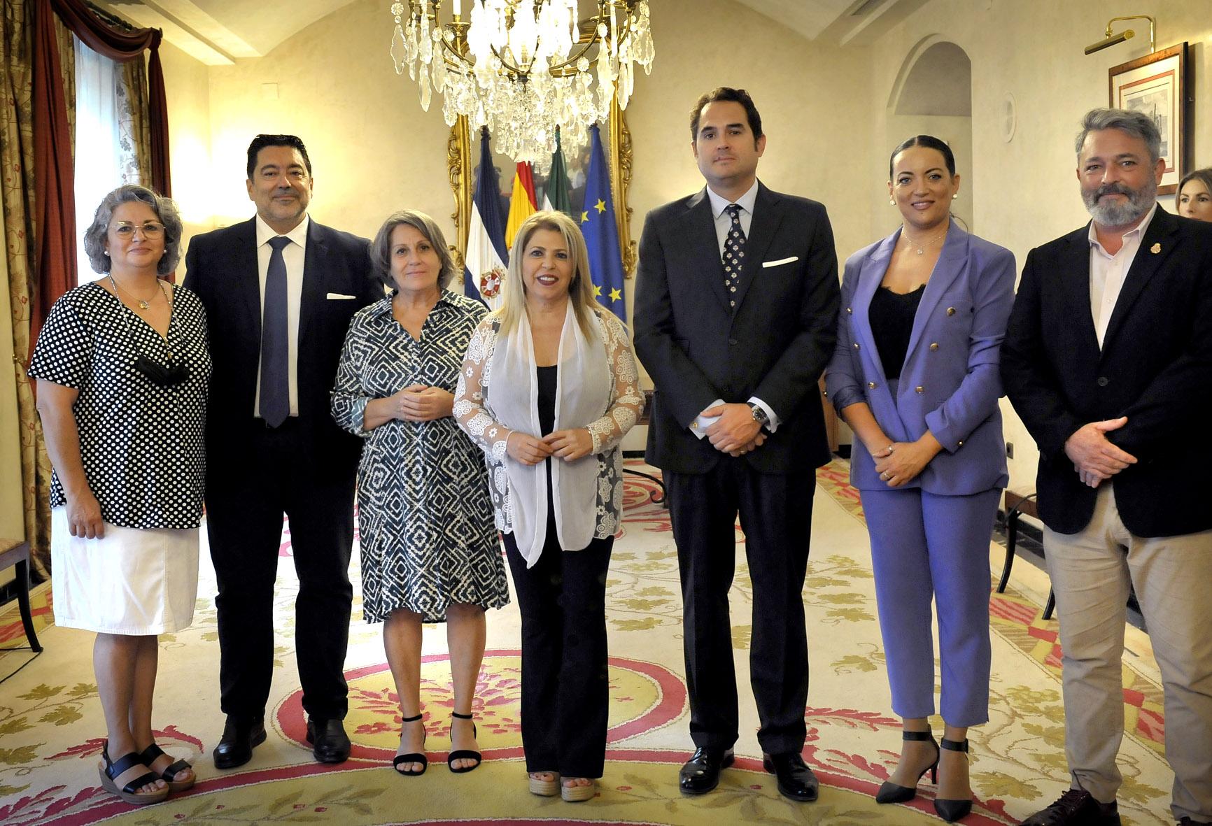 Los representantes de los Reyes Magos y la Cartera Real firman en el Libro de Honor del Ayuntamiento de Jerez