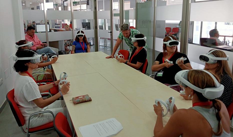 La Junta anuncia que en Andalucía ya se puede buscar trabajo utilizando gafas de realidad virtual