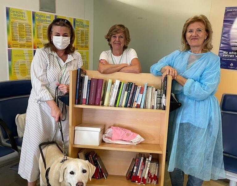 Pacientes de Diálisis del Hospital de Jerez disfrutan de la lectura gracias a la Asociación Hypatia