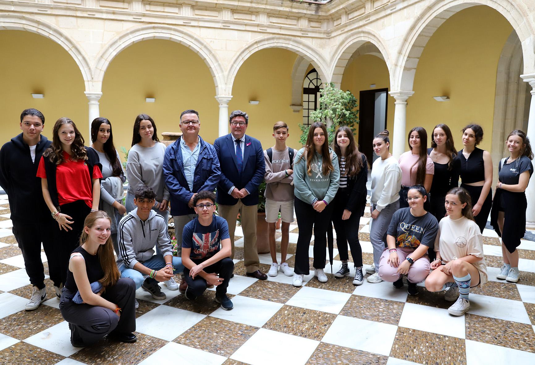 Alumnos que participan en el programa Picasso Mob de la Junta son recibidos en el Consistorio de Jerez