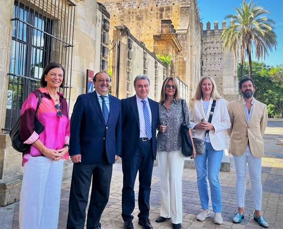 Las escritoras María Dueñas y Luz Gabás realizan una ruta por el patrimonio histórico de Jerez