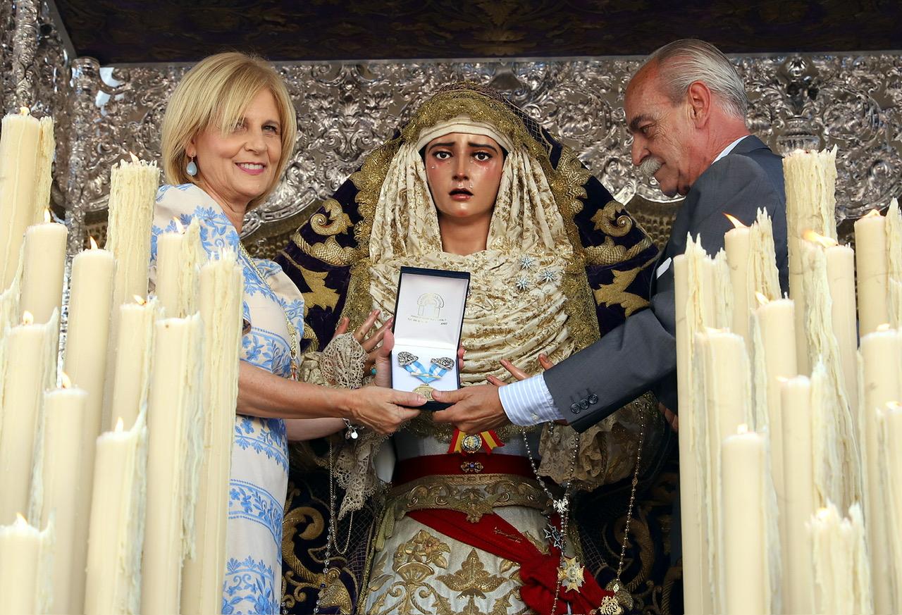 La alcaldesa impuso a la Estrella la Medalla de Oro de Jerez