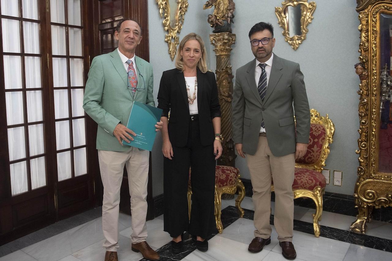 Almudena Martínez manifiesta a la Asociación Hostelería de Jerez el compromiso de Diputación por fortalecer el turismo gastronómico