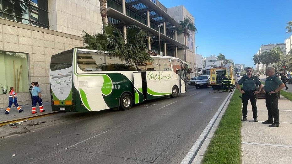 Un accidente de autobús en Cádiz deja tres fallecidos, tres heridos y una treintena de atendidos en el lugar