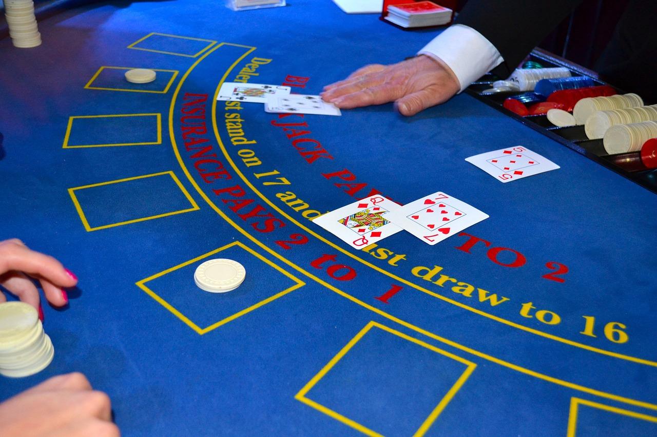 Estrategias para jugar al blackjack en vivo en el casino y mejorar tus probabilidades de ganar