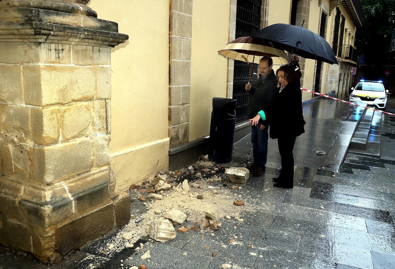 Desprendimiento de parte de una cornisa de la fachada del Consistorio en Jerez