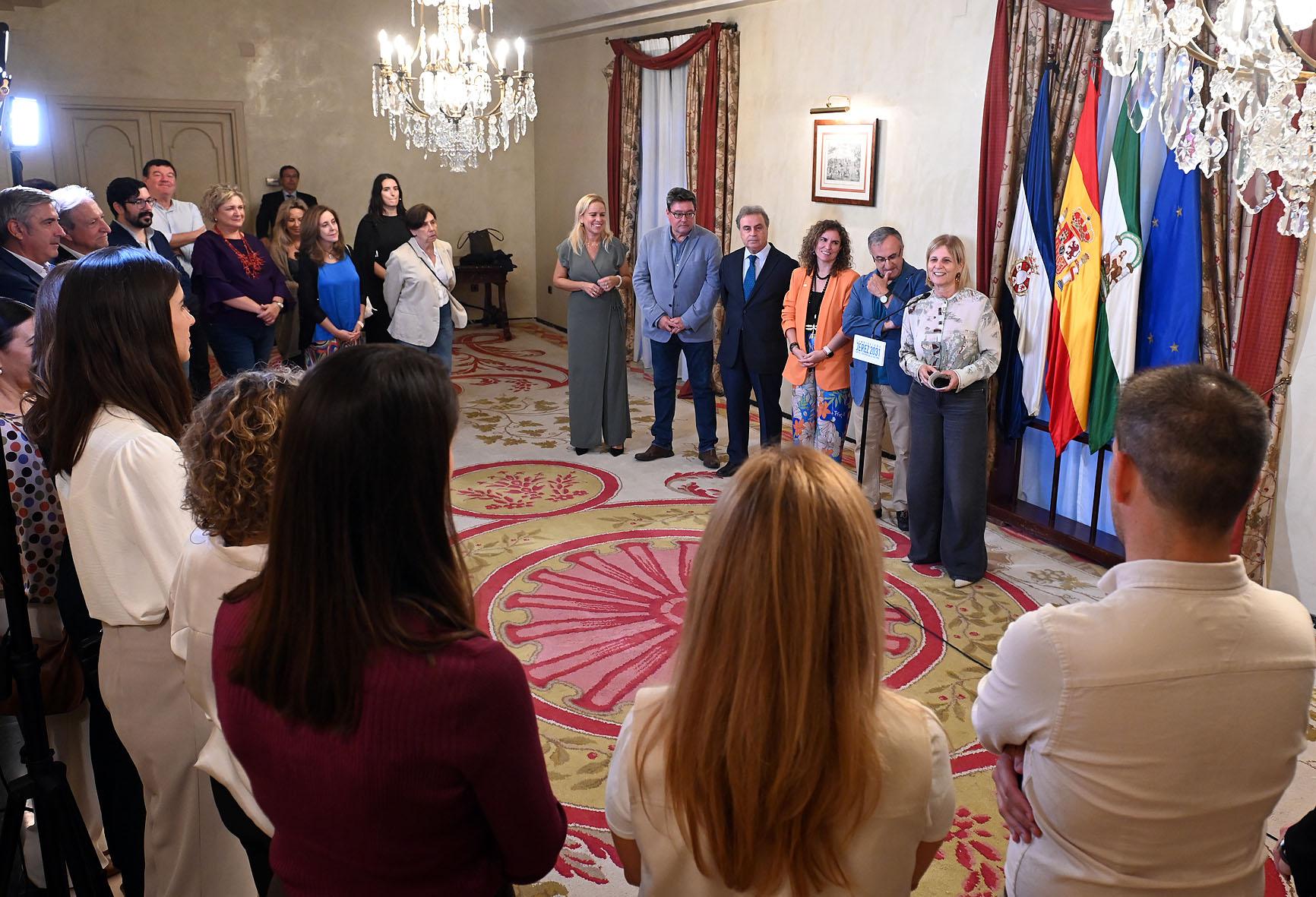 Los investigadores que participan en el I Encuentro de la Ciencia son recibidos en el Ayuntamiento de Jerez