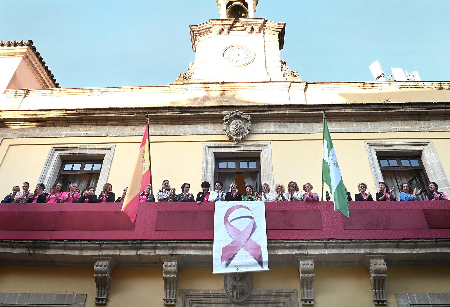 Jerez se suma a la conmemoración del Día contra el Cáncer de Mama instalando en la fachada municipal el Lazo Rosa