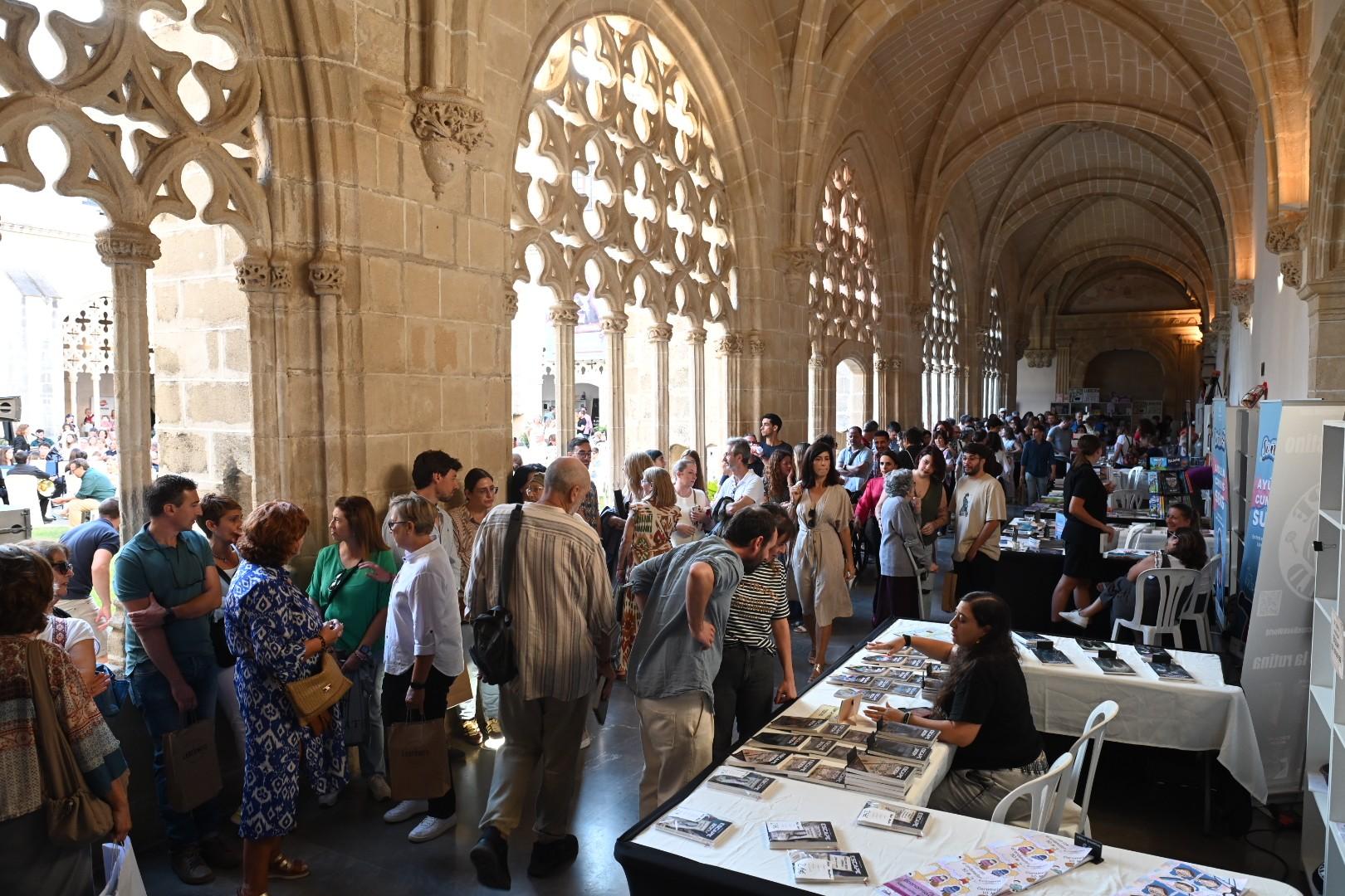 Juan Gómez-Jurado conquista al público en una rebosante Feria del Libro de Jerez que alcanza su ecuador