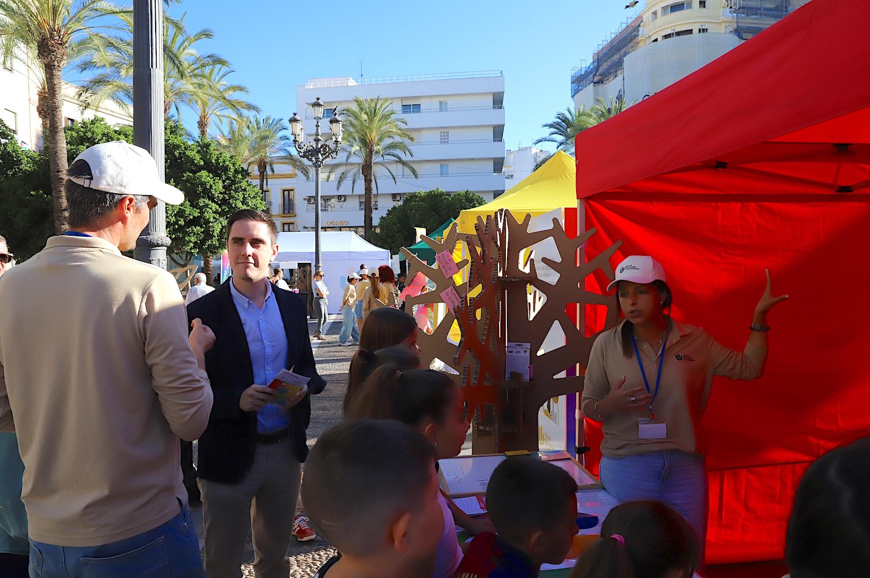 Estudiantes, colectivos ciudadanos y familias participan en la Plaza del Clima y la Energía en Jerez