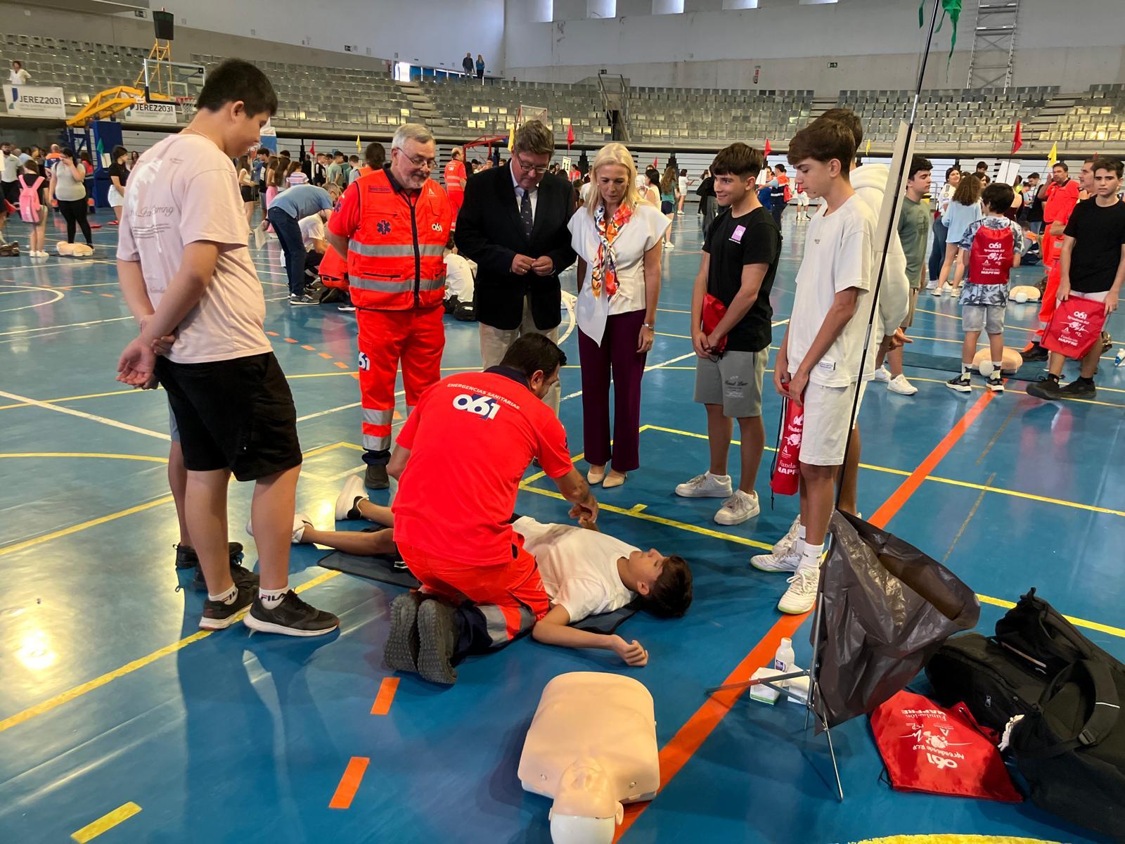 El 061 forma a un millar de jóvenes de Jerez en reanimación durante el Cardiomaratón 2025