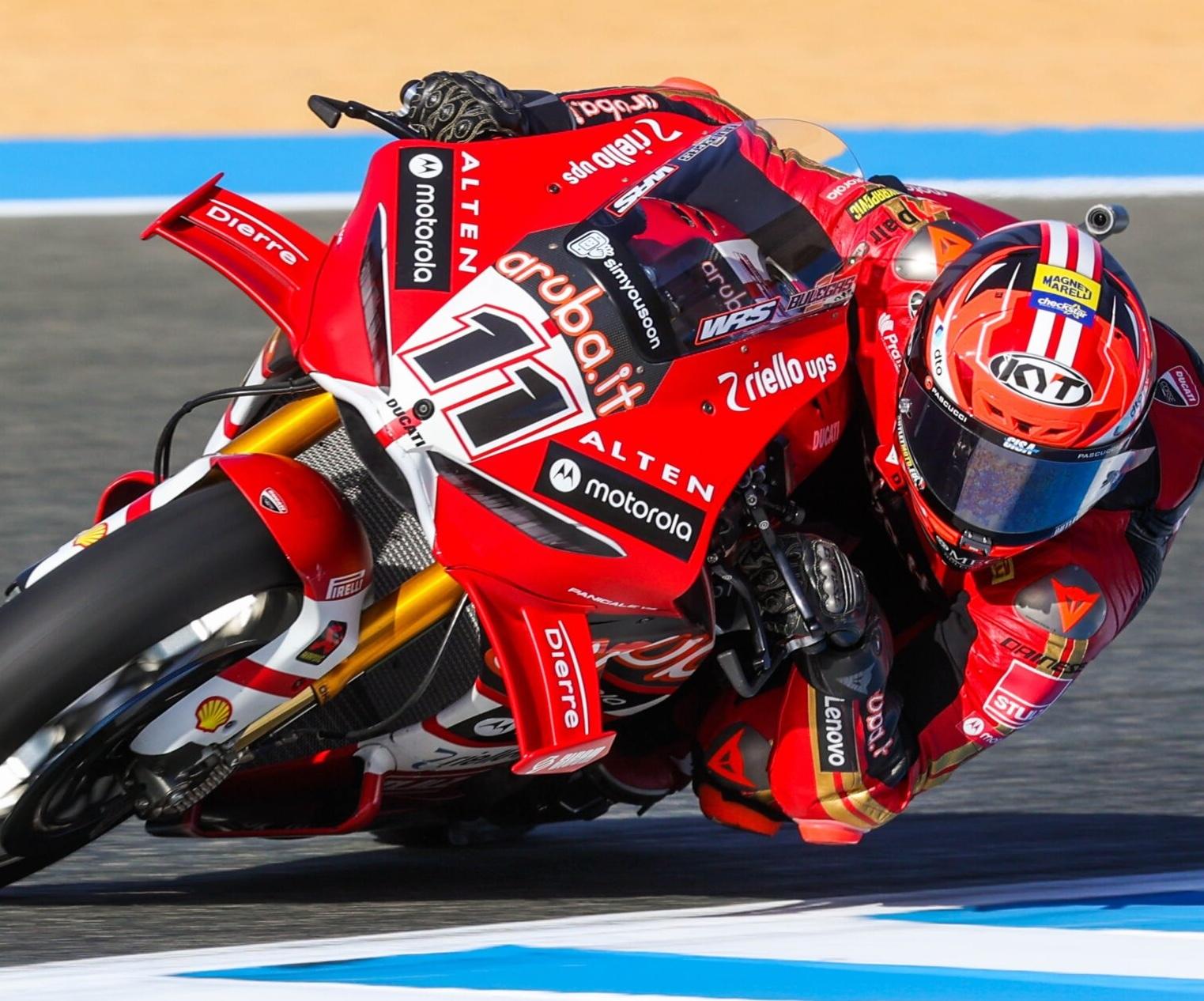 Intensa jornada de viernes en Jerez con los entrenamientos libres de Superbike dominados por Bulega (Ducati)