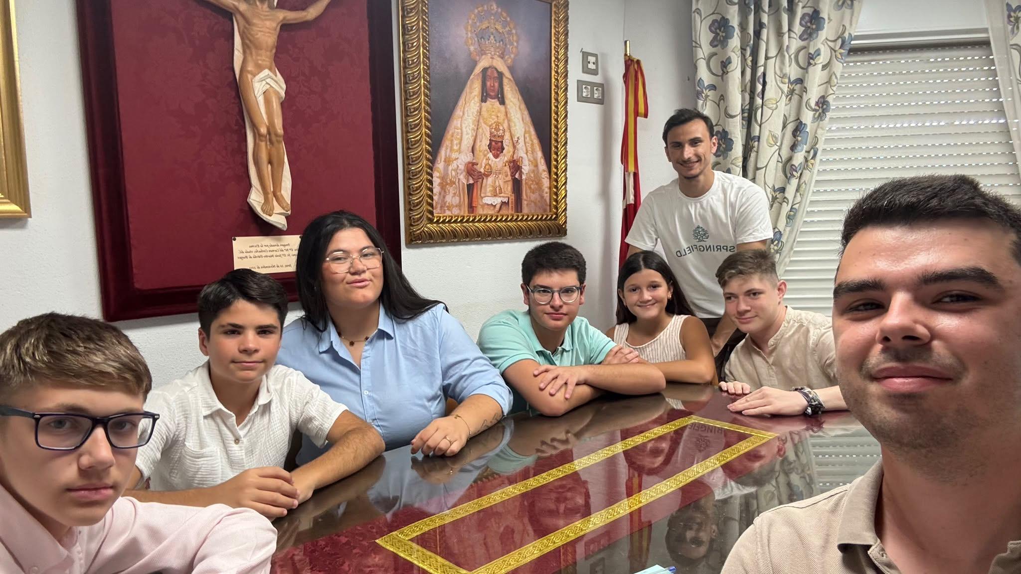 Grupo Joven: con jóvenes de la Hermandad de la Sagrada Resurrección