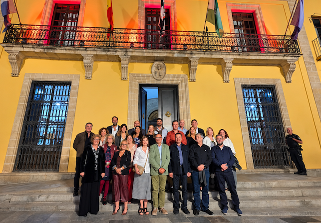 El centro de Jerez se ilumina de rojo por el Día Mundial de la Poliomielitis