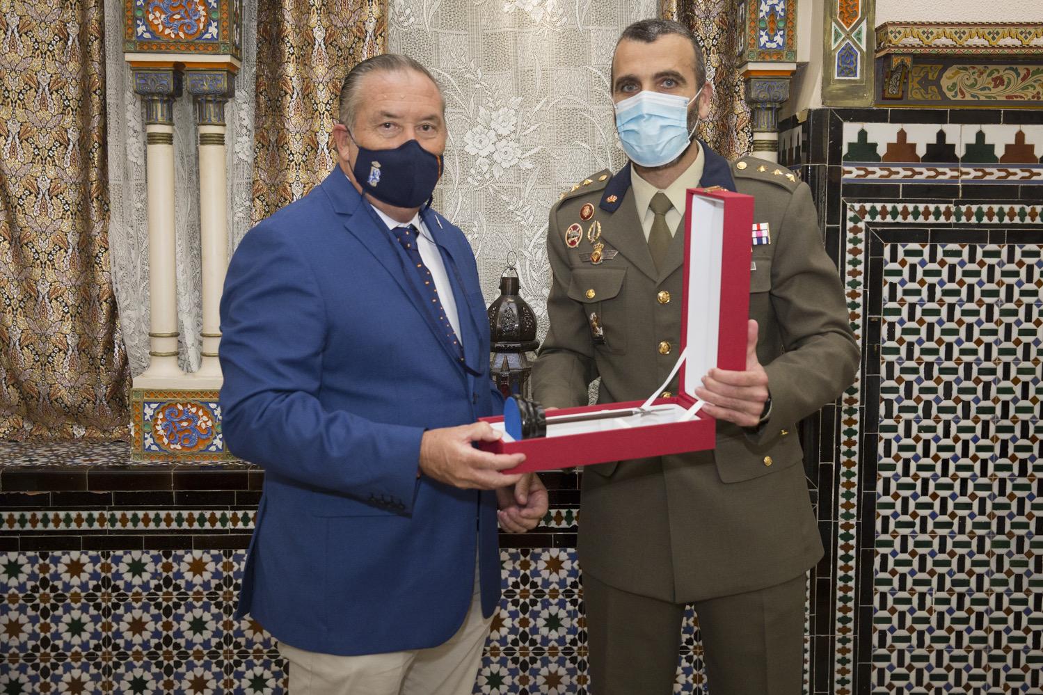 La Guardia Real concede el título de “Alabardero de Honor” a un jinete profesor de la Real Escuela
