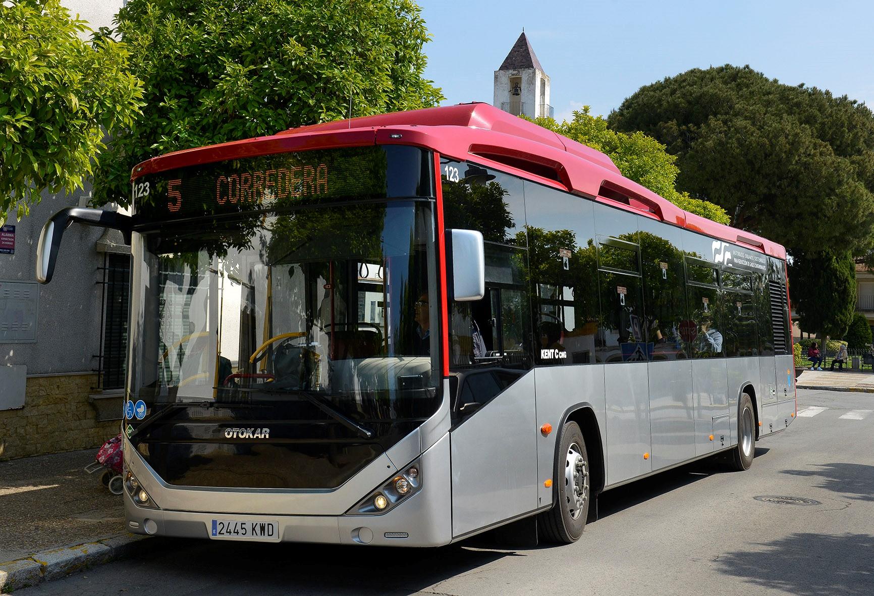 El Ayuntamiento cambia los horarios de los autobuses desde este lunes y habla de "economía de guerra" para admitir la crisis del servicio