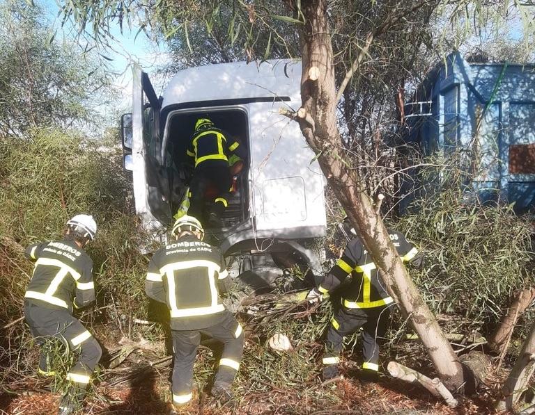 Trasladado al hospital el conductor de un camión tras salirse de la autopista en Jerez