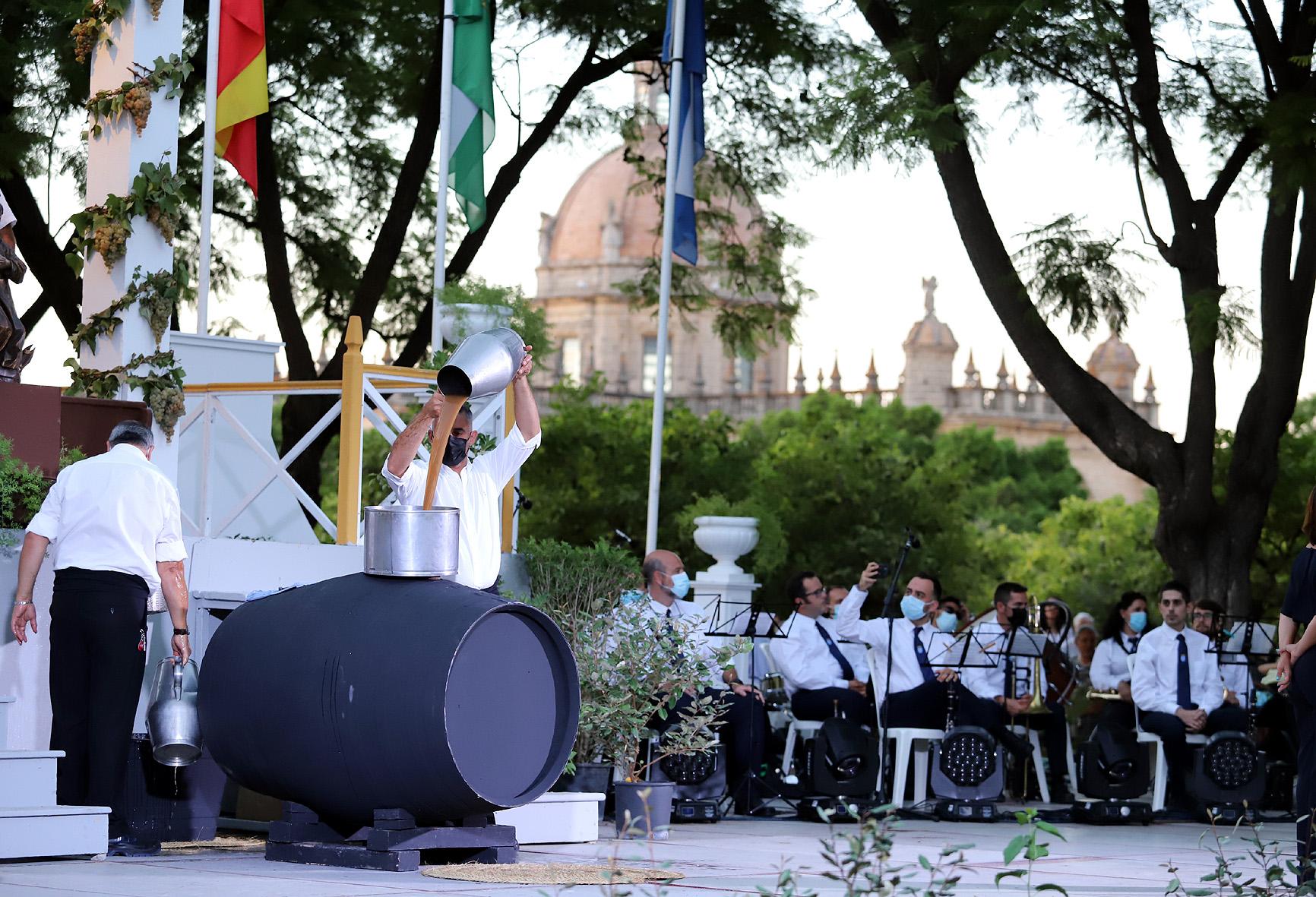 La música y la poesía se unen al nuevo mosto para el inicio de las Fiestas de la Vendimia de Jerez con la Pisa de la Uva