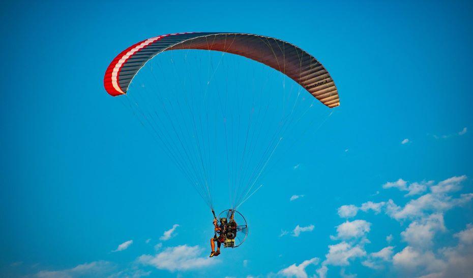 Muere un hombre en un accidente de paramotor en Sanlúcar de Barrameda