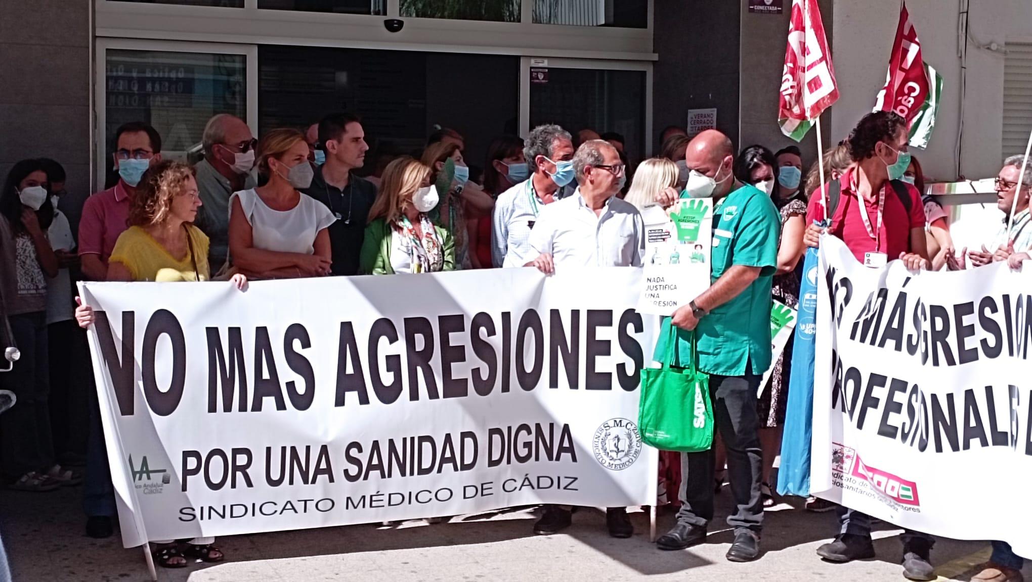 La delegada de Salud y Consumo muestra su apoyo a los profesionales del Centro de Salud Jerez Centro tras un episodio de violencia