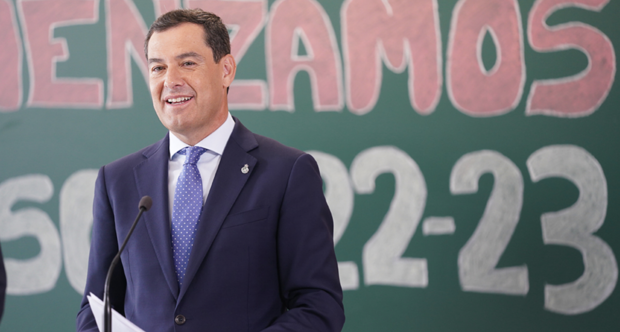 Juanma Moreno anuncia un cheque escolar de 100 euros por hijo para ayudar a las familias con menos recursos