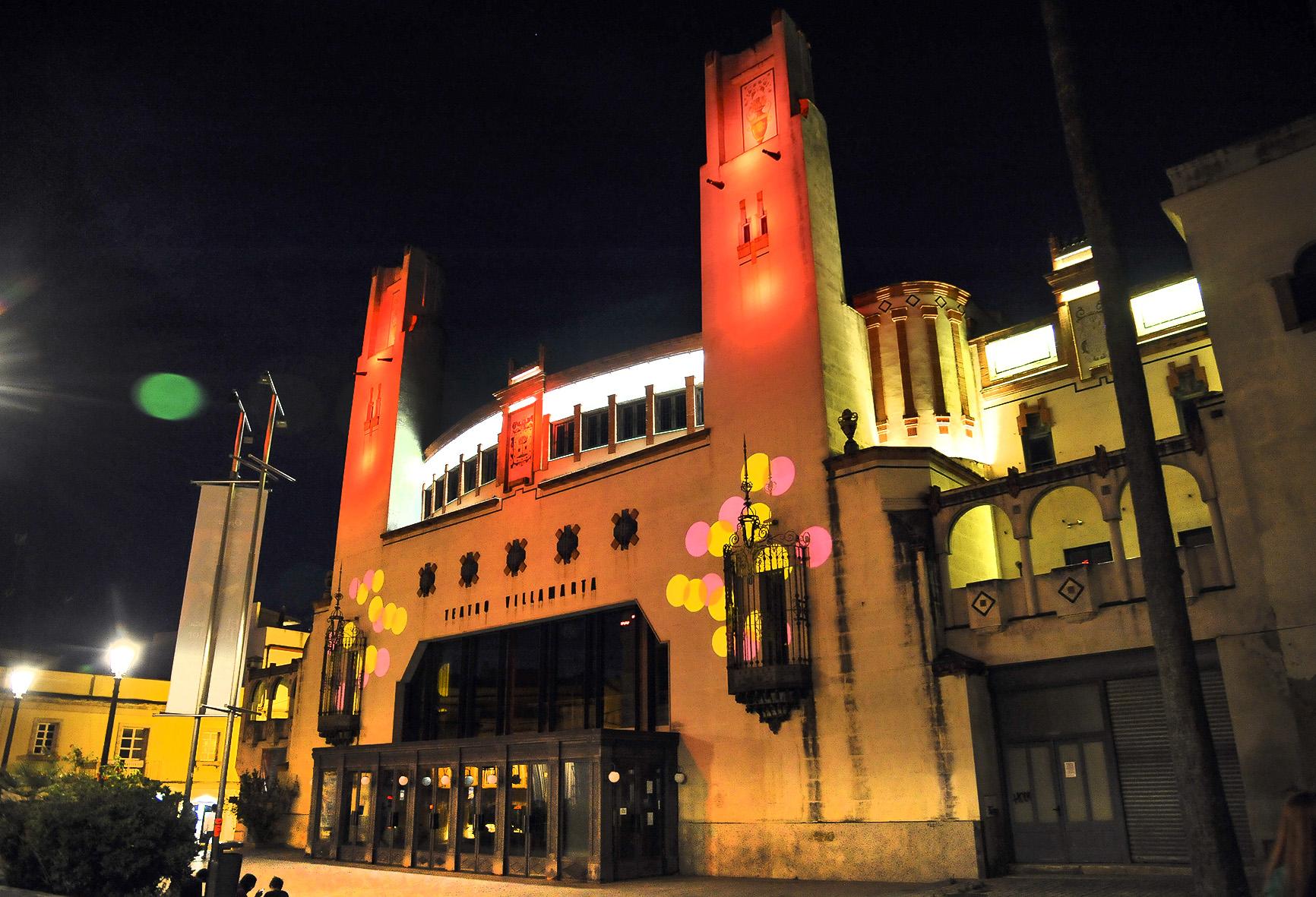 Varios edificios de Jerez se iluminan de rojo para concienciar sobre las distrofias musculares de Duchenne y Becker
