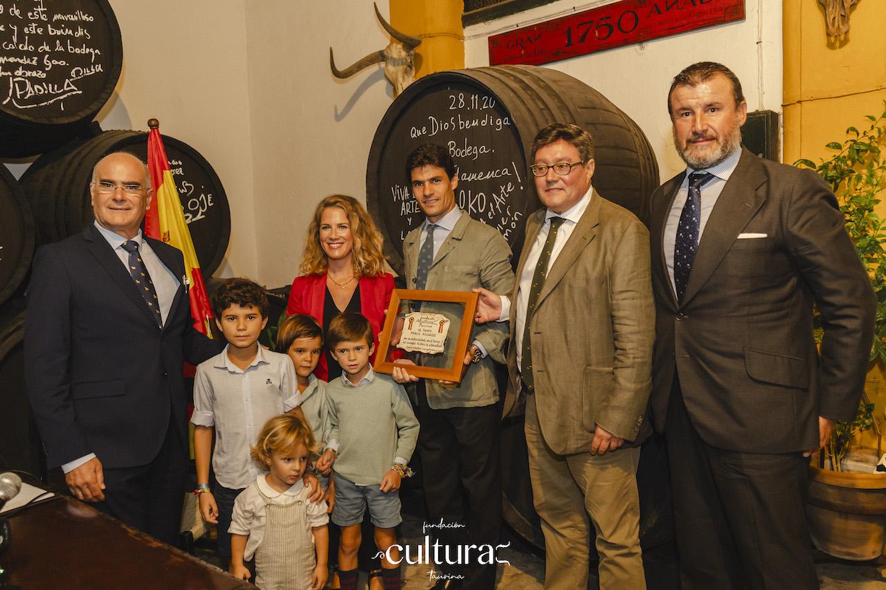 La afición de Jerez se entrega al torero Pablo Aguado en las V Veladas Taurinas