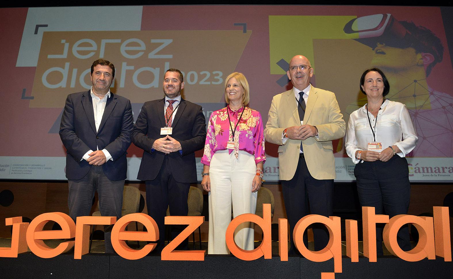 La alcaldesa presenta la estrategia 'Jerez Connected' en la Feria 'Jerez Digital 2023'