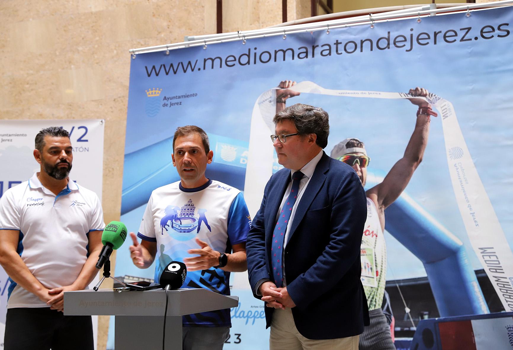 La camiseta de la Media Maratón 2023 lucirá los colores, el escudo, edificios y estatuas de Jerez