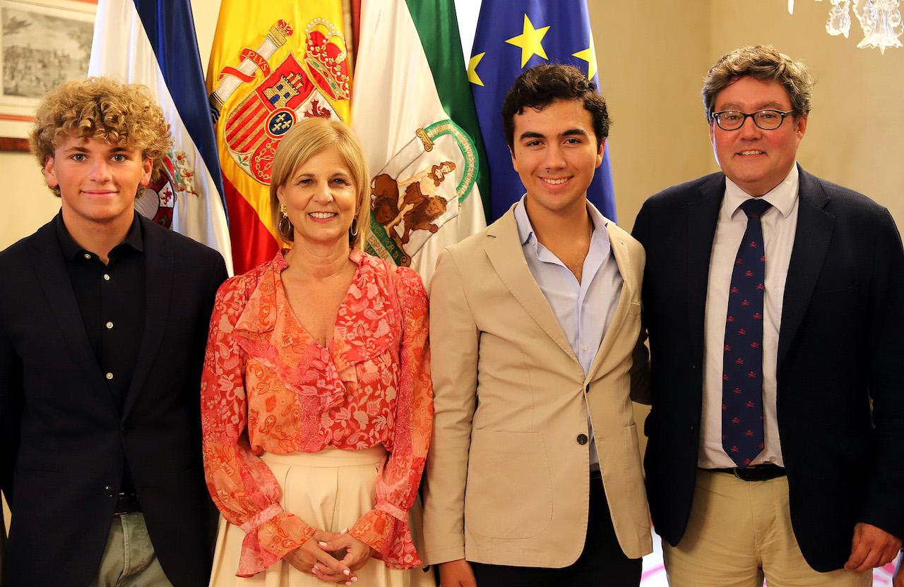 La alcaldesa de Jerez felicita a José Luis Carretero y  Juan Ramírez por su experiencia en el Programa Becas Europa