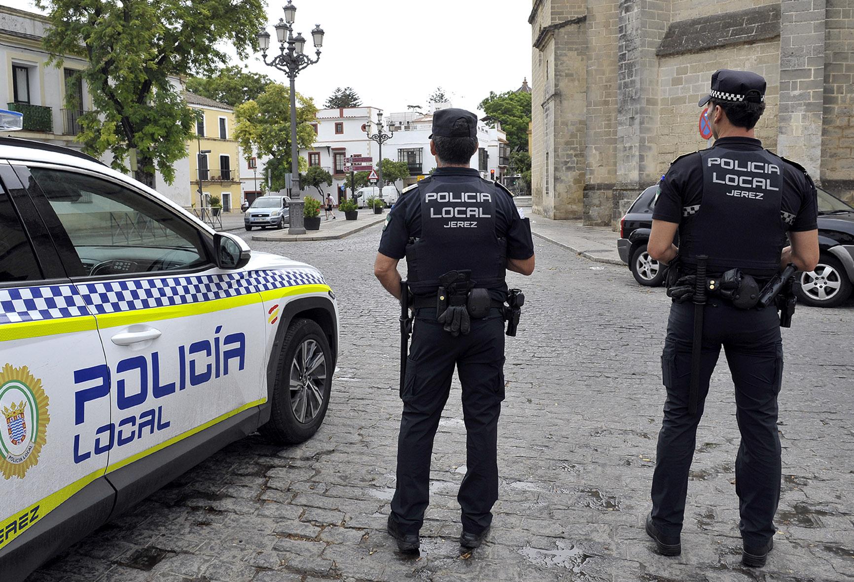 La Policía Local de Jerez detiene a una persona reclamada judicialmente y otra por incumplir una orden de alejamiento