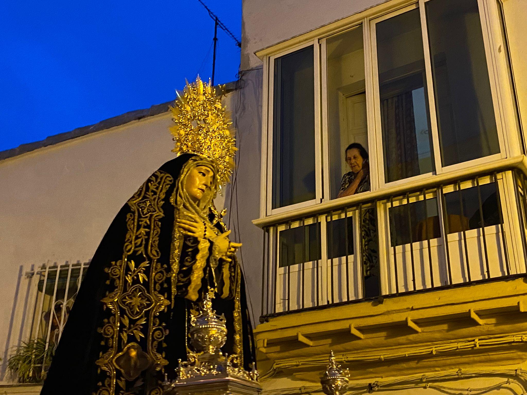 La Virgen de los Dolores recorrió su barrio en Rosario Vespertino