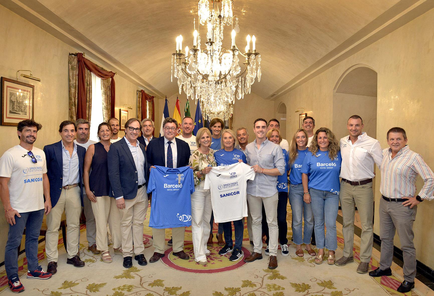 El Club Deportivo Jerez Natación Máster, recibido en el Ayuntamiento