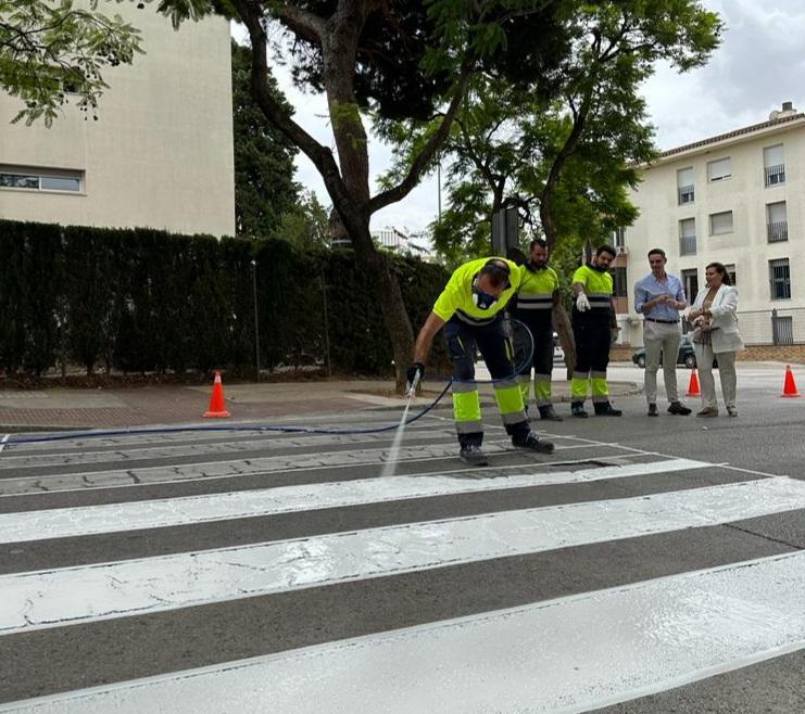 El Ayuntamiento de Jerez refuerza la pintura de los pasos de peatones y marcas viales en el entorno de los centros escolares