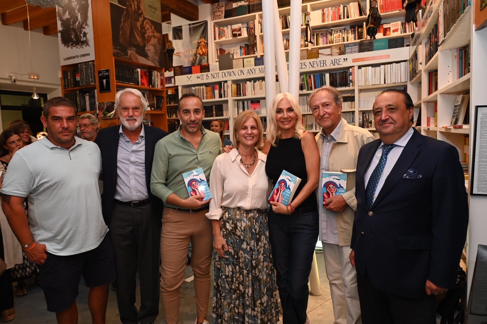 Alejandra Beigbedere presentó su novela 'Sobre el lomo de la ballena' en la Librería El Laberinto