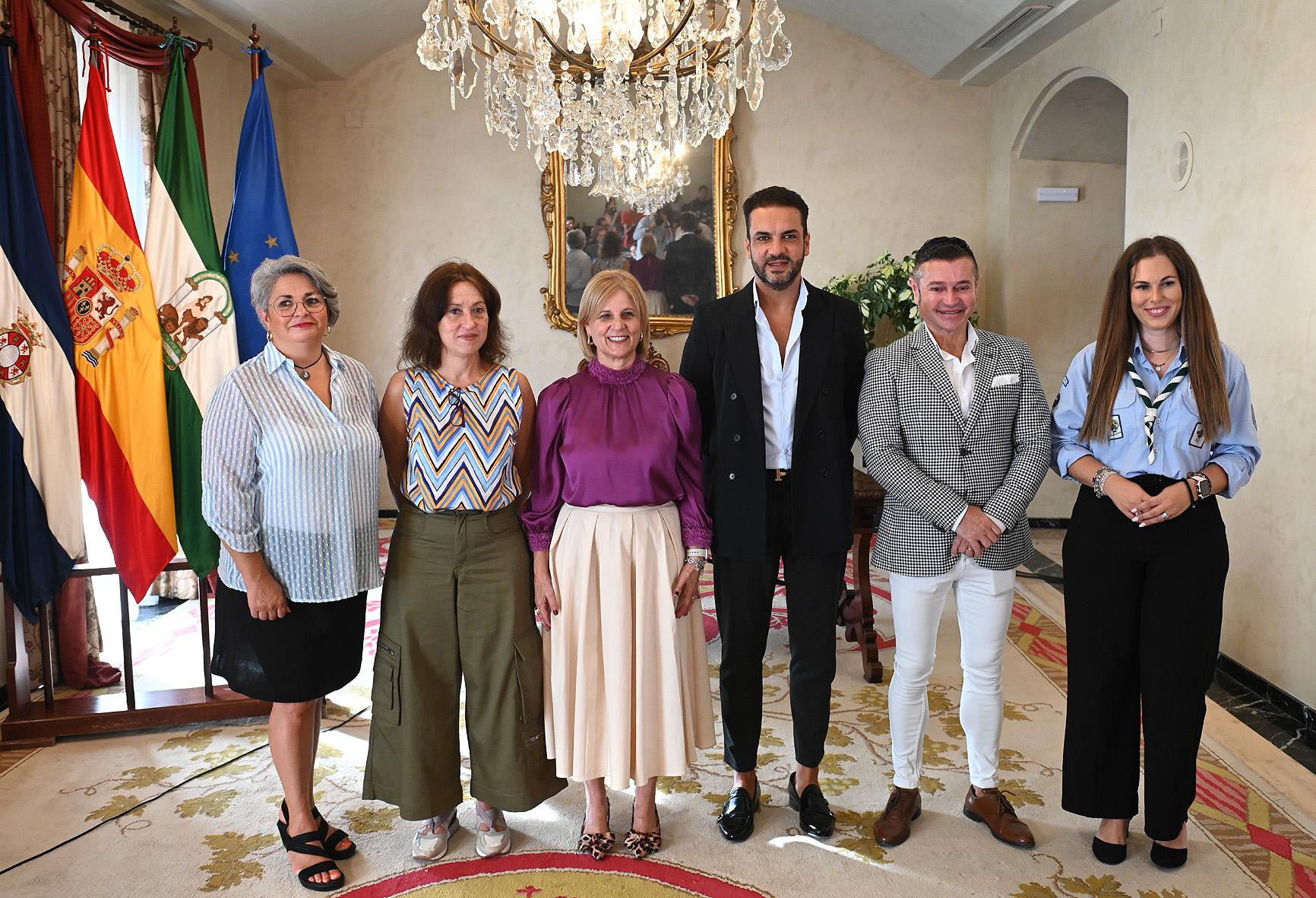 Los jerezanos que representarán a los Reyes Magos en la Cabalgata son recibidos en el Ayuntamiento