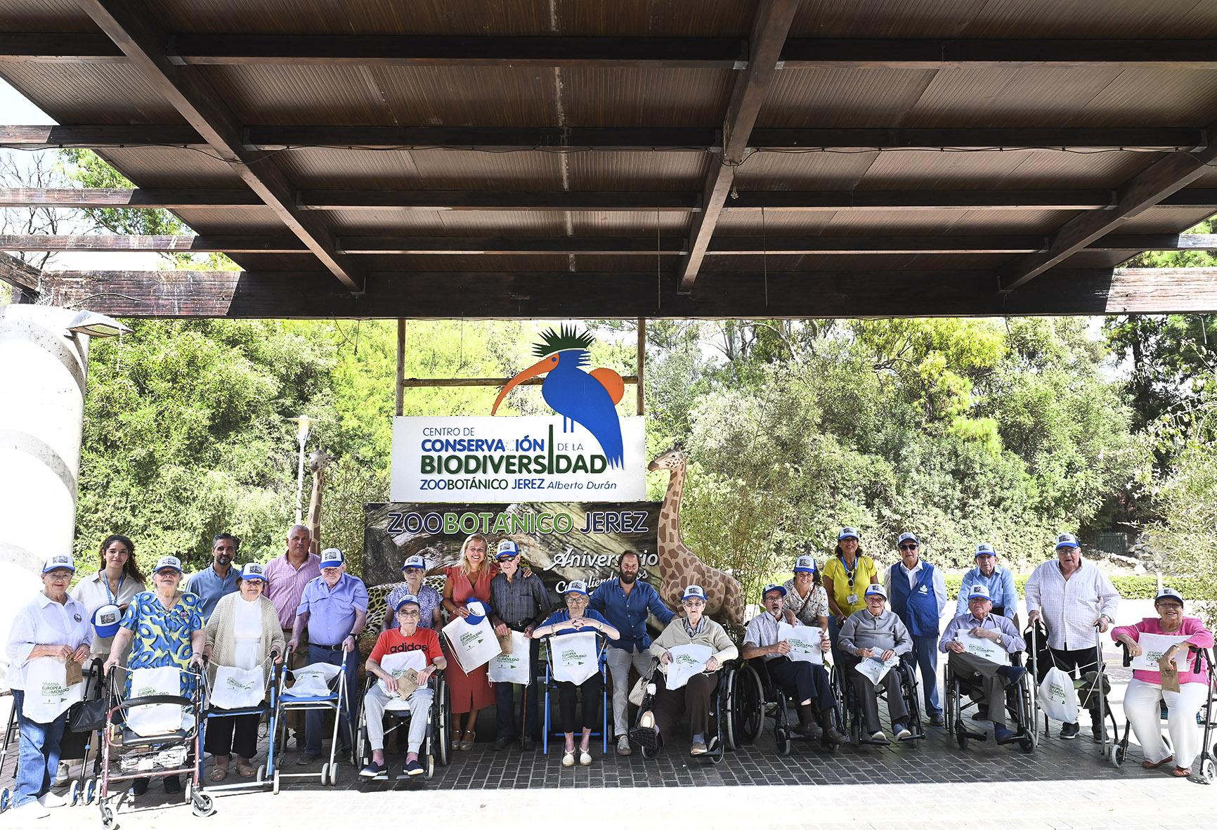 Las rutas de la Semana de Movilidad en Jerez inician con las visitas del Centro de Día San Juan Grande al Zoo y de ADIFI al Museo Lola Flores