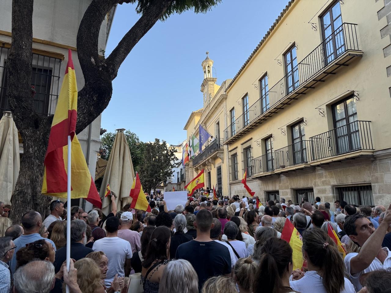 Miles de jerezanos se concentran en la puerta del Ayuntamiento en apoyo a Ceuta