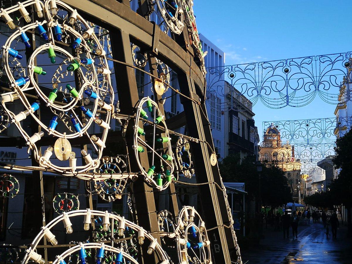 Cuenta atrás para la Navidad en Jerez: comienza la instalación del alumbrado navideño