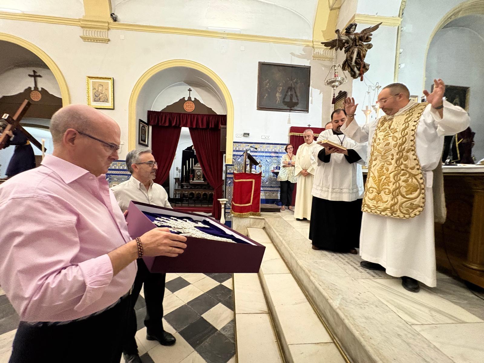 Regalo de una diadema para la Virgen del Traspaso