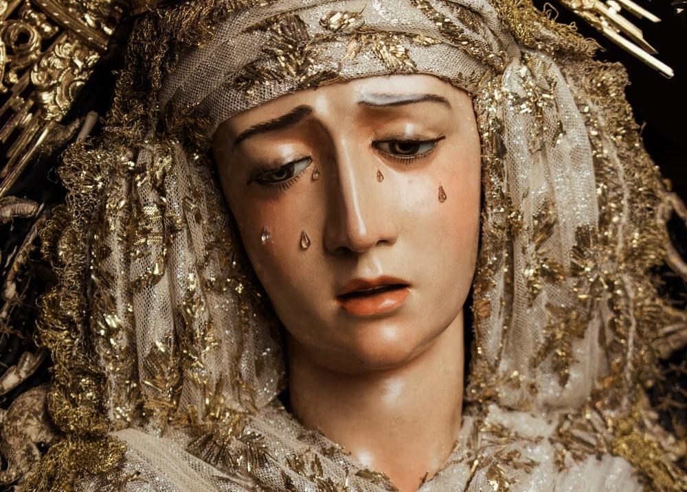 ''Reina del Cielo, de la Tierra... y del barrio de Santiago''