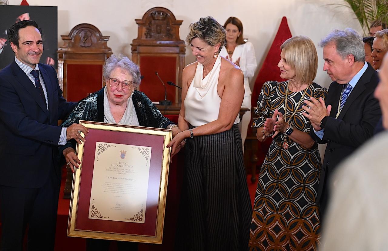 Jerez hace Hijo Adoptivo y reconoce la contribución al sector vitivinícola de Juan Luis Bretón Abrisqueta